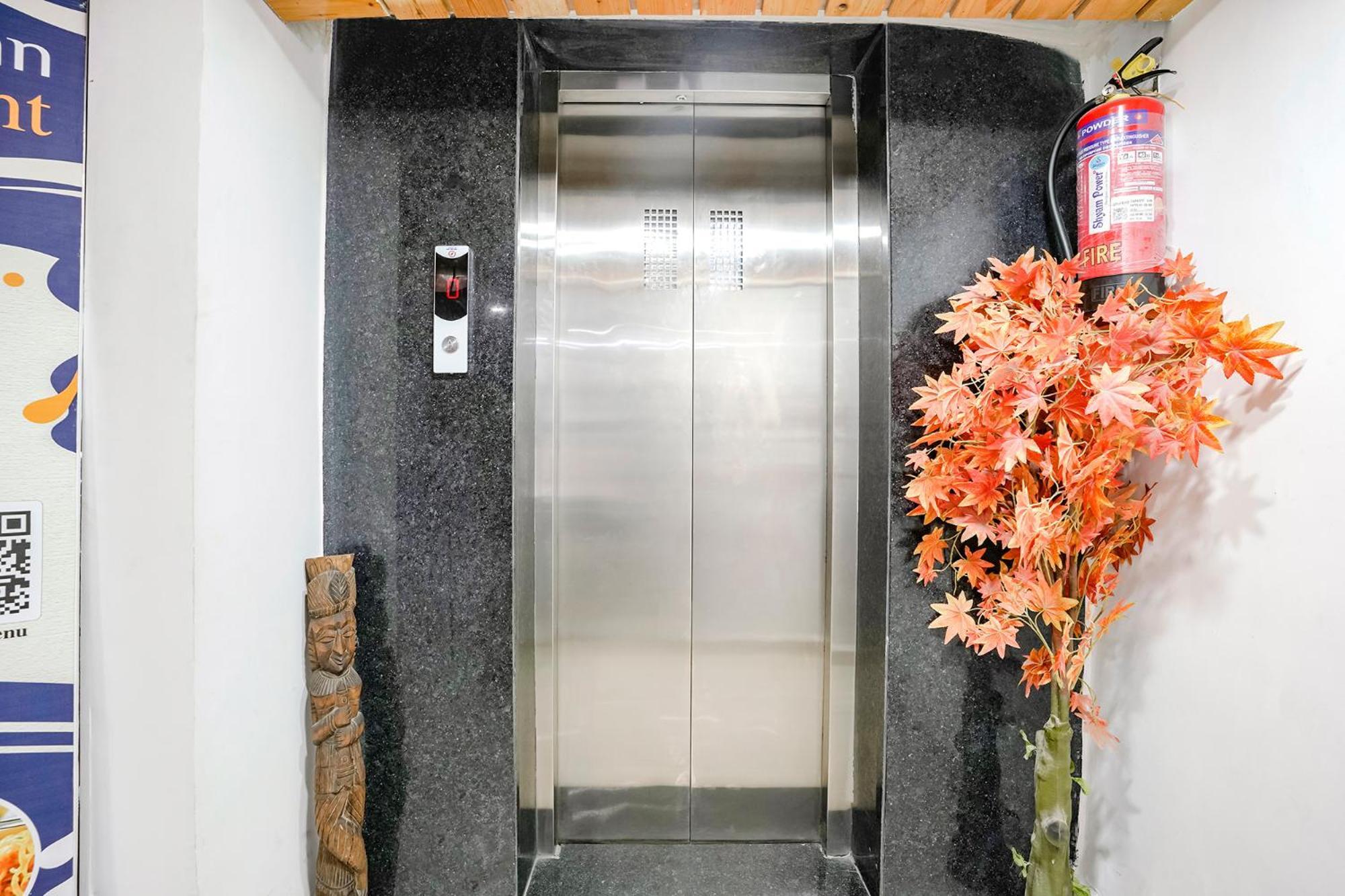 Fabhotel Vrundavan, Athwa Bhatha Экстерьер фото